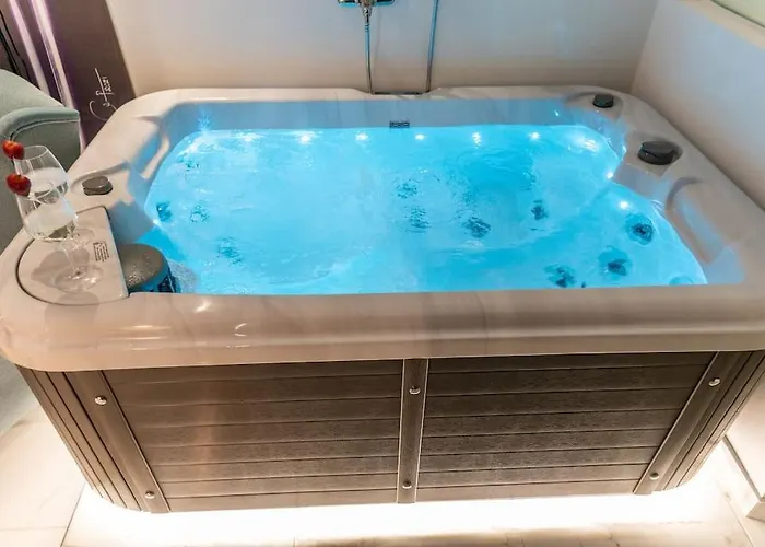 Mg Sapphire Jacuzzi Premium Апартаменты Салоники